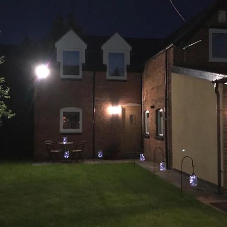 Beautiful Coach House Gloucester Exterior foto